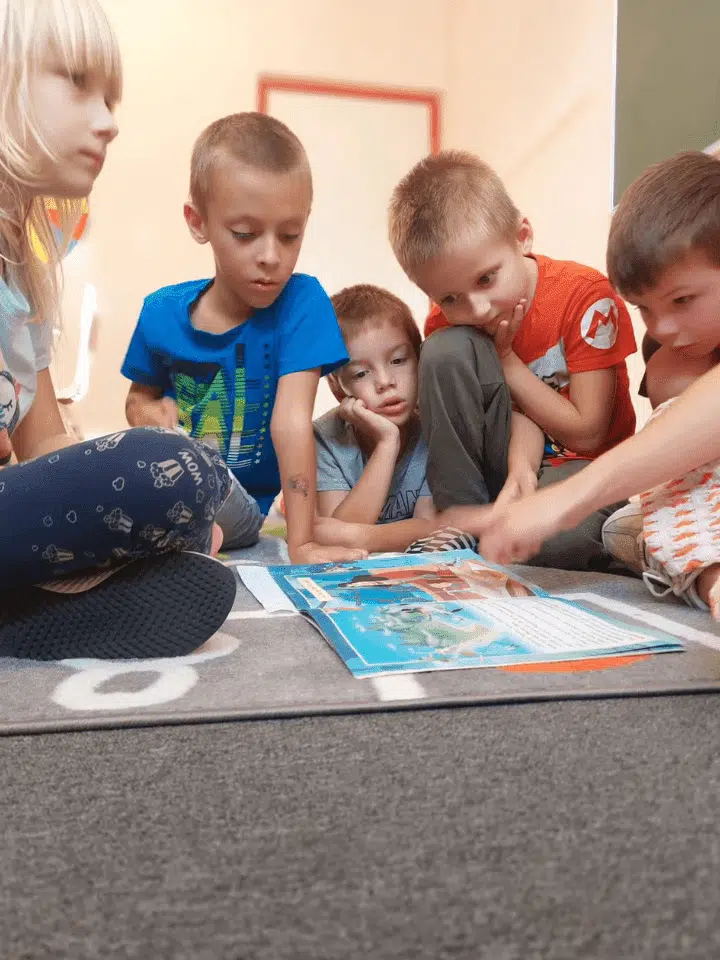 Čitanje i aktivno slušanje priča.