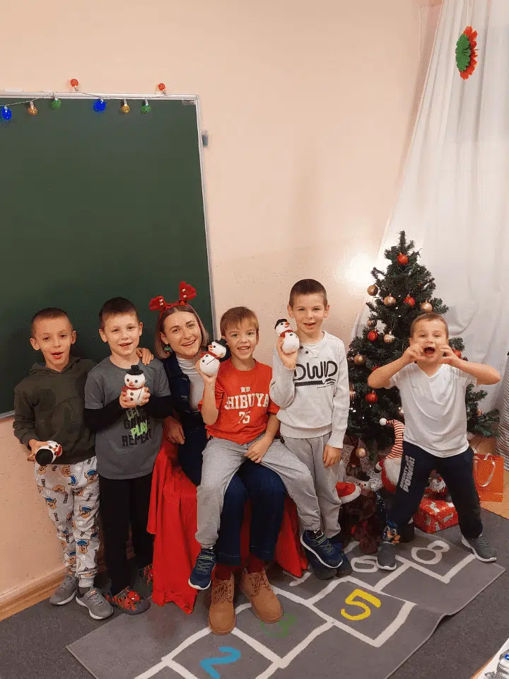 Vesela djeca u božićno doba.